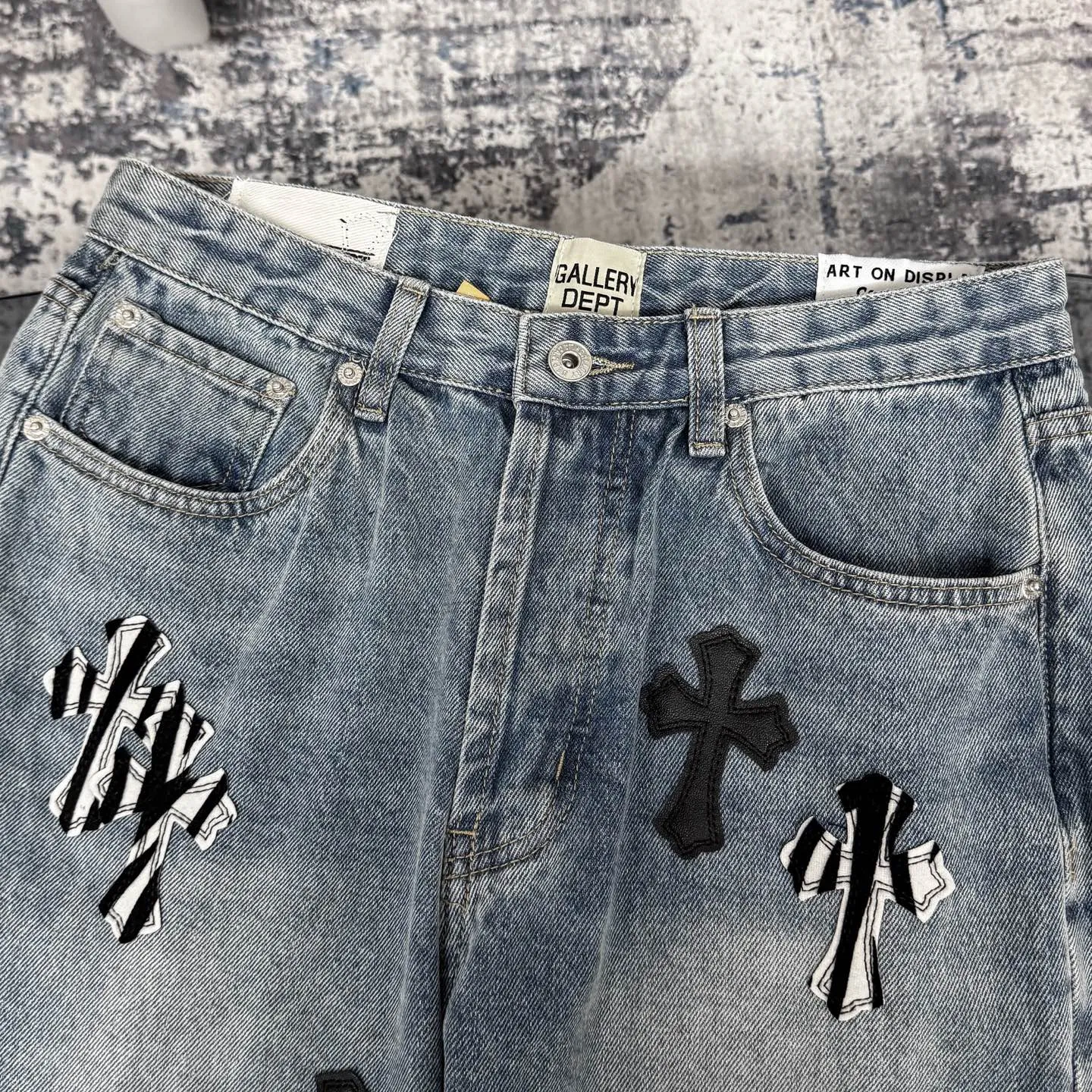 P280 CH Chromehearts zebra black and white cross patch patchwork jeans, priced at 34W level, patchwork cross pattern embellishment, washed jeans! ! An absolutely high-end luxury product, a 1.9W-level god-level single product, a super popular product, made by top heavy industry, a magic weapon that cannot be missed! [About Zangyin] This is an extremely luxurious fashion brand that can also be called the aristocracy of the high street. It has always been an exclusive brand for some hipsters or rich second generations. Compared with ordinary high streets, it is more luxurious and noble. Compared with luxury brands, it is more fashionable and individual. It has always been a brand that I have a special liking for. [Top heavy industry fashion design] Consistently high-street luxury style. Speaking of this style, the Zangyin family and GU family are definitely the leading representative brands. Especially the Zangyin family has really achieved a state-of-the-art effect in creating high-street style. The unique washed material is used to create this style. The color system is already quite eye-catching. After it is decorated with patchwork cross flowers, it cleverly highlights the charm of the brand. Secondly, this style uses classic The high-waist cutting design highlights the long legs and fashionable temperament of the upper body. The brand is highly recognizable and the slim fit configuration is more suitable for daily wear. It is a product that interprets personality, fashion, and specifications at a glance. This single product is enough to make any fan excited. It can be a white T-shirt for a youthful college style, or a tight suspender for a royal style. It has strong matching ability and can be easily controlled by men.  [Materials and craftsmanship] Needless to say, this point goes without saying. As an excellent craftsman brand, Zangyin’s requirements for details and craftsmanship are really perfect. The washed color of this model has gone through so many processes, not to mention the embellishment of denim appliques. It is also purely hand-made and sewn. Just like what they believe in, only hand-made things have soul and have the meaning of wear. A top-notch heavy-duty fashionable denim item, I look forward to your perfect interpretation! !  Color: blue Size: 28-36